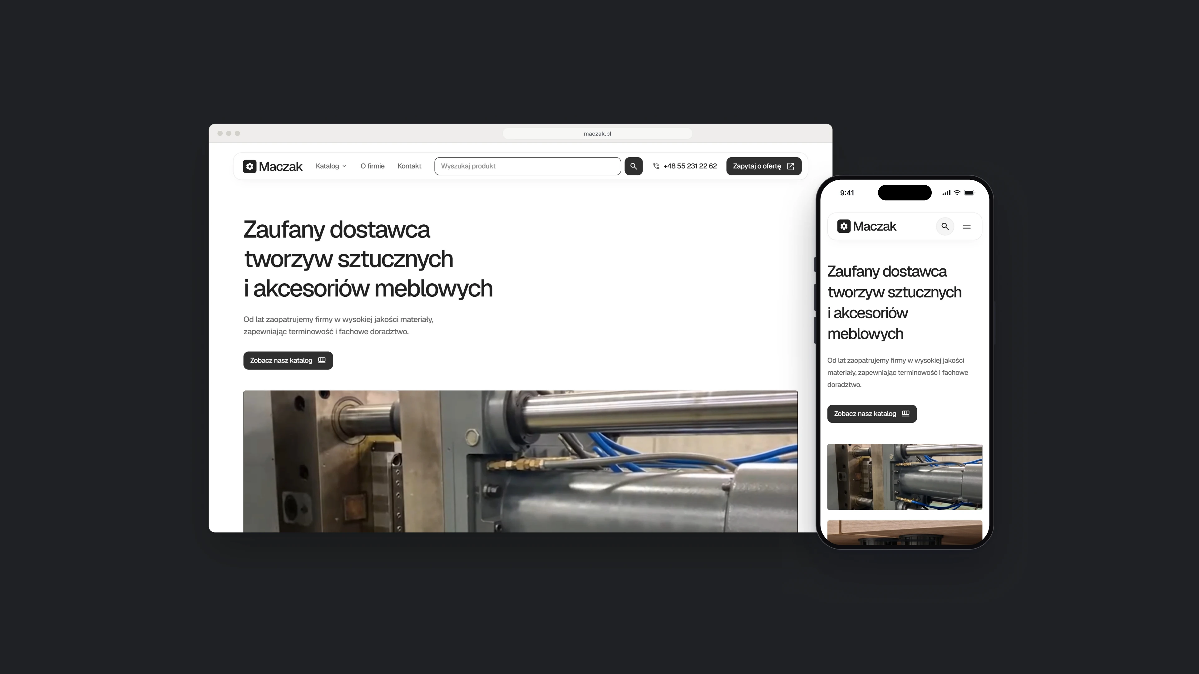 Strona główna Maczak w oknie przeglądarki, pływający pasek menu z polem wyszukiwania i przyciskiem zapytania o ofertę, nagłówek o zaufanym dostawcy tworzyw sztucznych i akcesoriów meblowych, przycisk prowadzący do katalogu i zdjęcie wtryskarki, obok ta sama strona na telefonie, na grafitowym tle