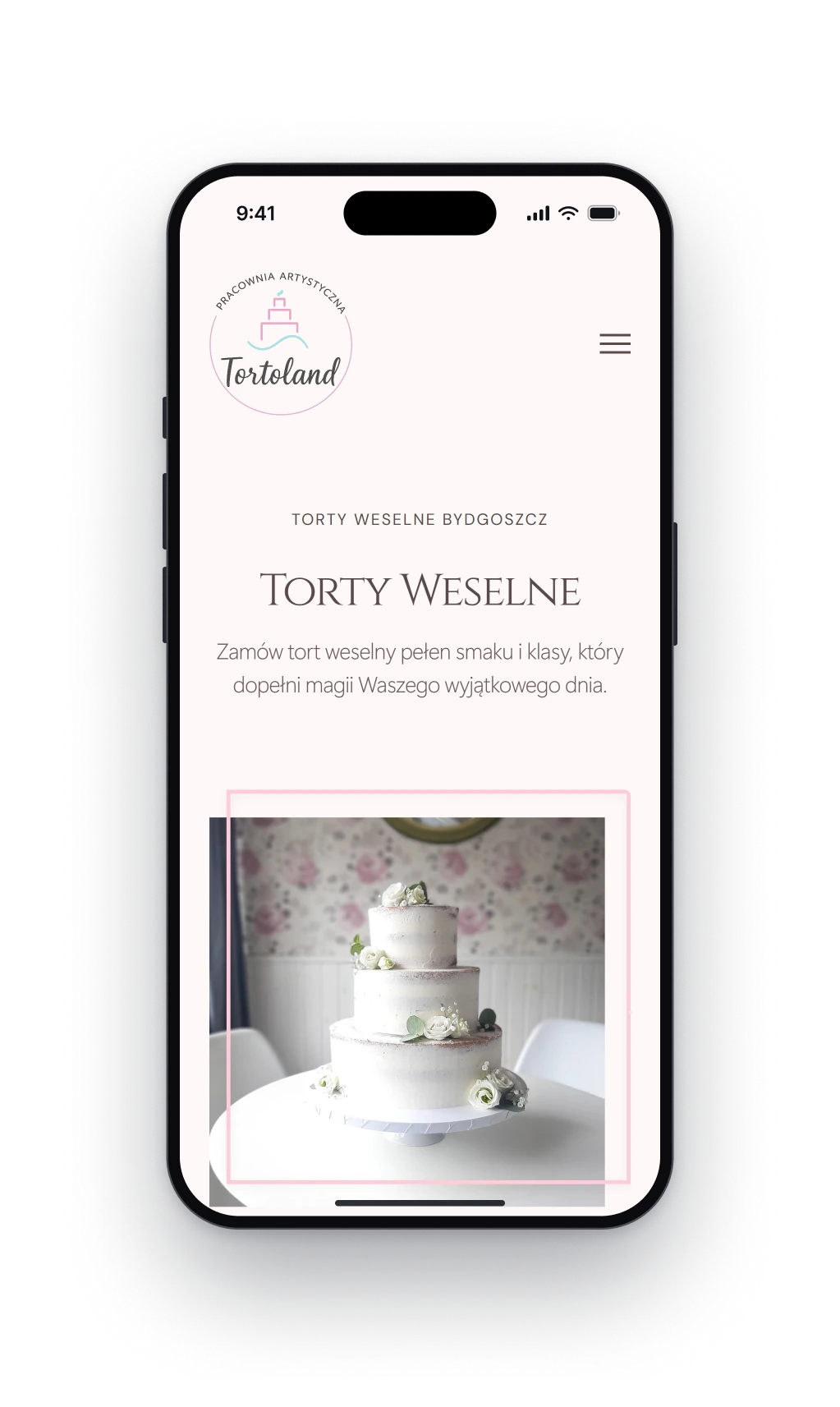 Podstrona tortów weselnych na telefonie, okrągłe logo Tortoland i przycisk menu, nagłówek Torty weselne z krótkim zdaniem pod spodem i zdjęcie białego trzypiętrowego tortu z kwiatami