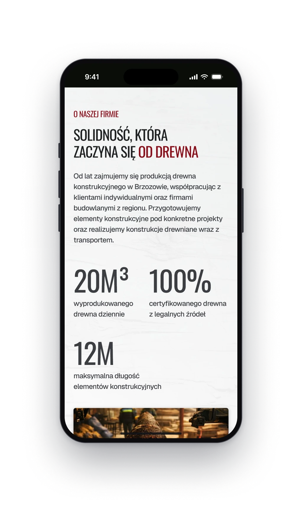 Sekcja o firmie na telefonie, nagłówek o solidności, która zaczyna się od drewna, akapit i trzy duże liczby, czyli dzienna produkcja, drewno certyfikowane i największa długość elementu